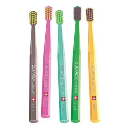 Curaprox C S Smart Escova Dentífrica 1Un e uma escova extremamente versátil, podendo ser utilizada por adultos e crianças a partir dos 5 anos de idade.
