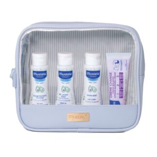 Mustela Indispensáveis de Viagem Azul, com todos os produtos essenciais necessários para a hidratação, proteção e higiene diárias do seu bebé.