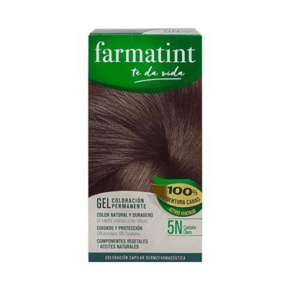 Farmatint Gel Color 5N Castanho Claro 135ml, graça à sua suave composição, sem amoníaco e com ingredientes vegetais, é uma coloração permanente capaz de cobrir 100% dos cabelos brancos, respeitando a saúde do cabelo.