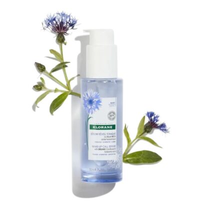 Klorane Ciano Bio Serum Revitalizante 50ml, este cuidado facial natural* com flor de ciano BIO e ácido hialurónico oferece uma dose de frescura para acordar instantaneamente a pele de manhã.