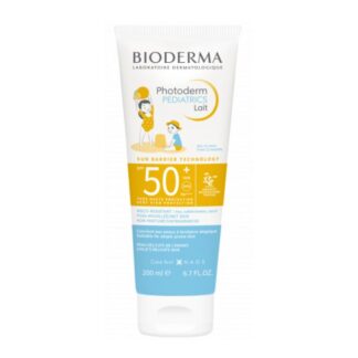 Introduzindo o Bioderma Photoderm Pediatrics Lait SPF50+ 200ml, a defesa solar máxima especificamente formulada para proteger a pele delicada das crianças e bebés a partir dos 12 meses.